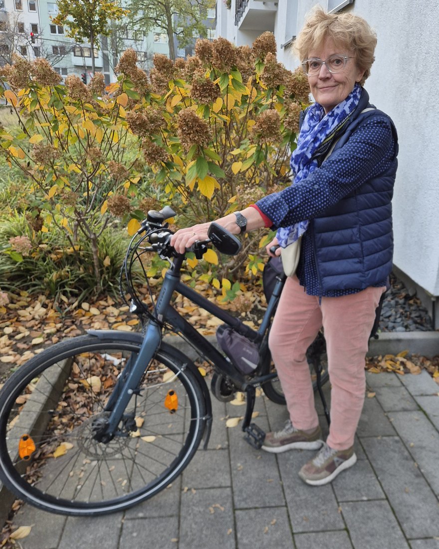 Christiane Pötter mit ihrem Fahrrad, mit dem sie zu den Hausbesuchen fährt
